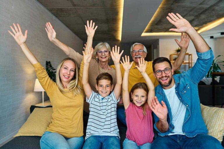 Glückliche Familien lebt mit drei Generationen in einem Haus