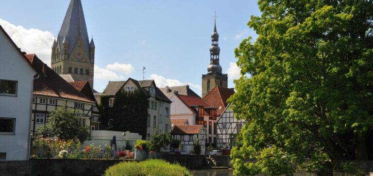 Ansicht auf Immobilien und Fachwerkhäuser am Wasser im Kreis Soest
