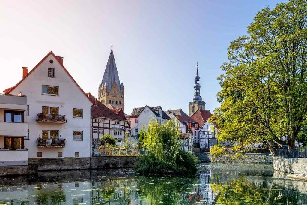 Blick auf den Ententeich und Wohnhäuser in Soest als Symbol für die Immobilienpreise