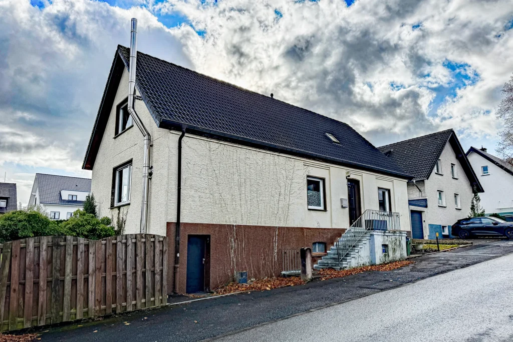 Immoprofis365 GmbH - Einfamilienhaus mit Garten und Kaminofen in Warstein–Belecke