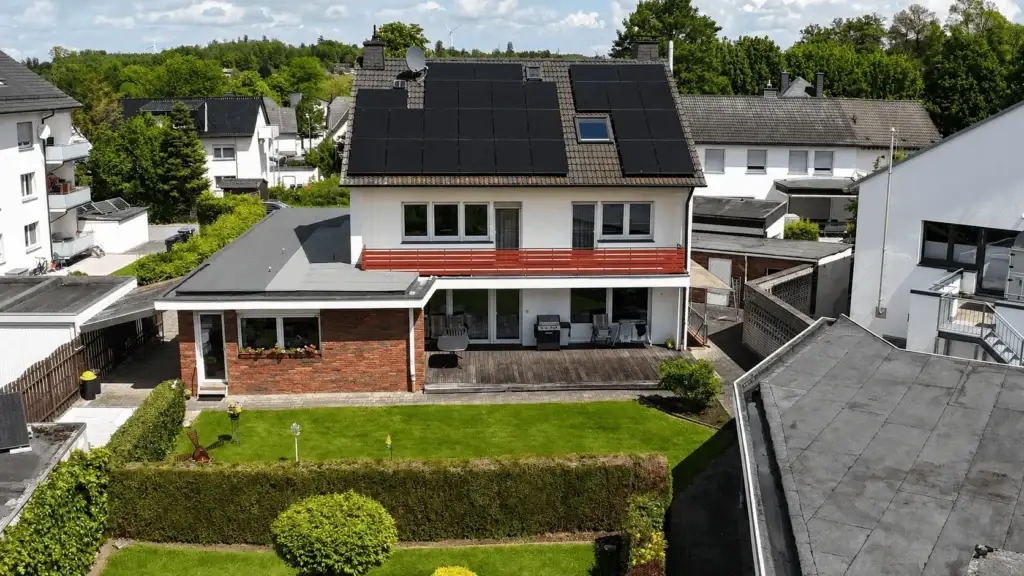 Großzügiges Zweifamilienhaus mit Pool Belecke