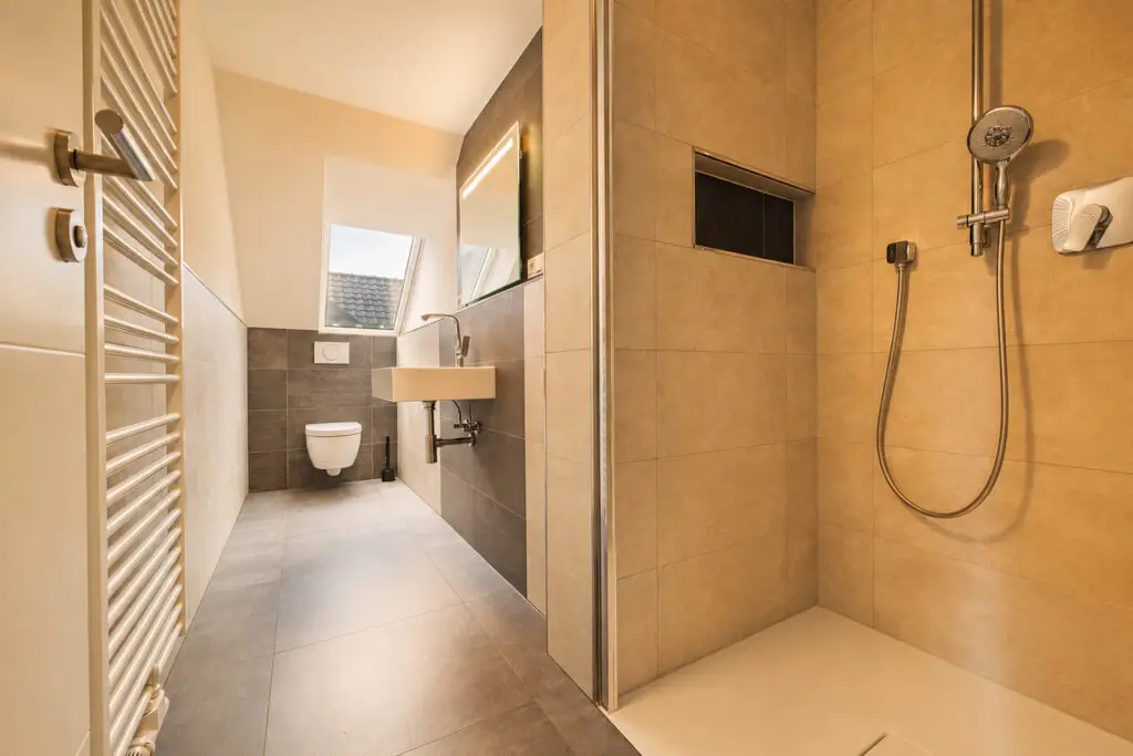 moderne badezimmer mit warmem licht 1920x1280