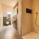 moderne badezimmer mit warmem licht 1920x1280