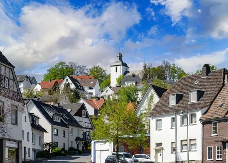 Häuser in Warstein, Symbol für Immobilienpreise im Kreis Soest
